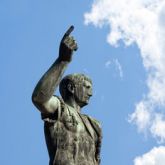 Socha císaře Augusta na Fori Imperiali v Římě