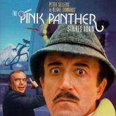 Herbert Lom v pozadí za Peterem Sellersem